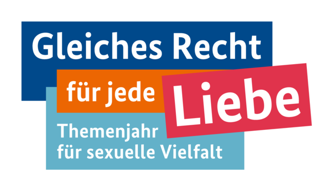 Bildbeschreibung: Auf den Hintergrundfarben Blau, Türkis, Orange und Rosa ist der Themenjahr-Slogan "Gleiches Recht für jede Liebe" geschrieben. (Quelle: ADS) Bildbeschreibung: Auf den Hintergrundfarben Blau, Türkis, Orange und Rosa ist der Themenjahr-Slogan "Gleiches Recht für jede Liebe" geschrieben.