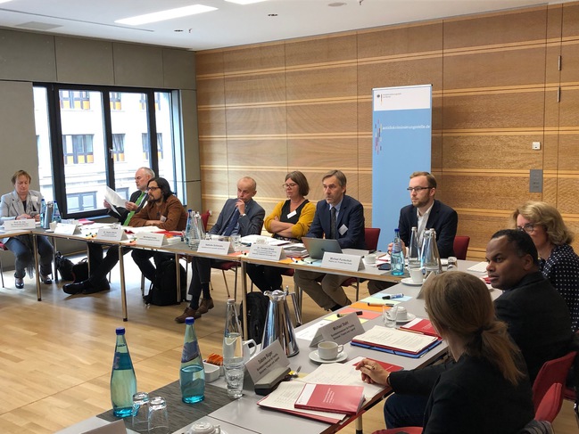 Vorstellung der Studie "Diskriminierungsrisiken durch Verwendung von Algorithmen", durchgeführt vom Institut für Technikfolgenabschätzung und Systemanalyse (Quelle: Antidiskriminierungsstelle des Bundes) Vorstellung der Studie "Diskriminierungsrisiken durch Verwendung von Algorithmen", durchgeführt vom Institut für Technikfolgenabschätzung und Systemanalyse