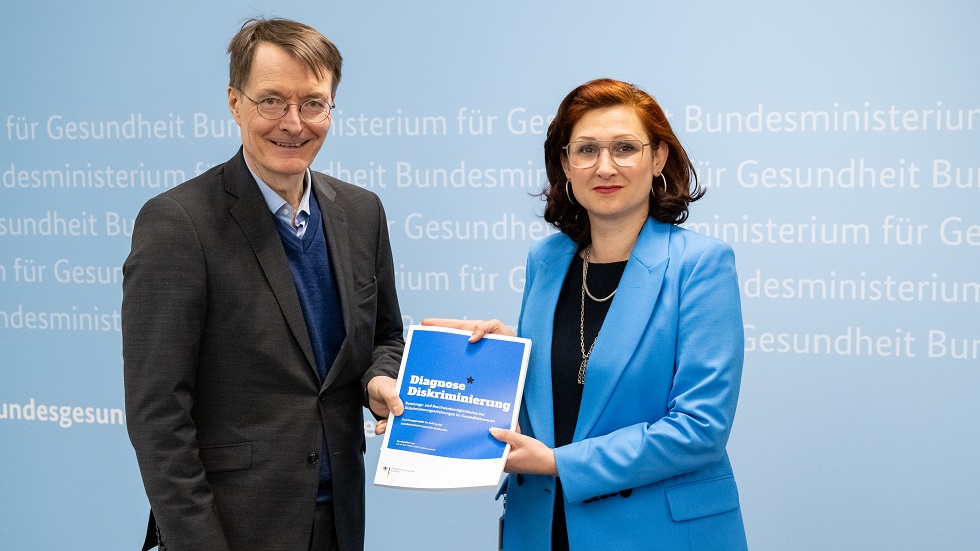 Ferda Ataman übergibt Studie "Diagnose Diskriminierung" an Bundesgesundheitsminister Prof. Dr. Karl Lauterbach (Quelle: Thomas Ecke/BMG) Ferda Ataman übergibt Studie "Diagnose Diskriminierung" an Bundesgesundheitsminister Prof. Dr. Karl Lauterbach
