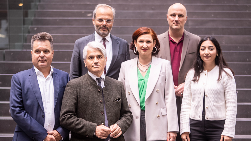 v.l.n.r.: Jürgen Dusel, Mehmet Daimagüler, Felix Klein, Ferda Ataman, Sven Lehmann, Reem Alabali-Radovan (Quelle: Photothek/Dominik Butzmann) v.l.n.r.: Jürgen Dusel, Mehmet Daimagüler, Felix Klein, Ferda Ataman, Sven Lehmann, Reem Alabali-Radovan