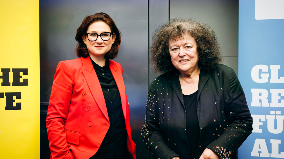 Unabhängige Bundesbeauftragte für Antidiskriminierung, Ferda Ataman und Dr. Regina Görner (BAGSO) (Quelle: photothek/Felix Zahn) Unabhängige Bundesbeauftragte für Antidiskriminierung, Ferda Ataman und Dr. Regina Görner (BAGSO)