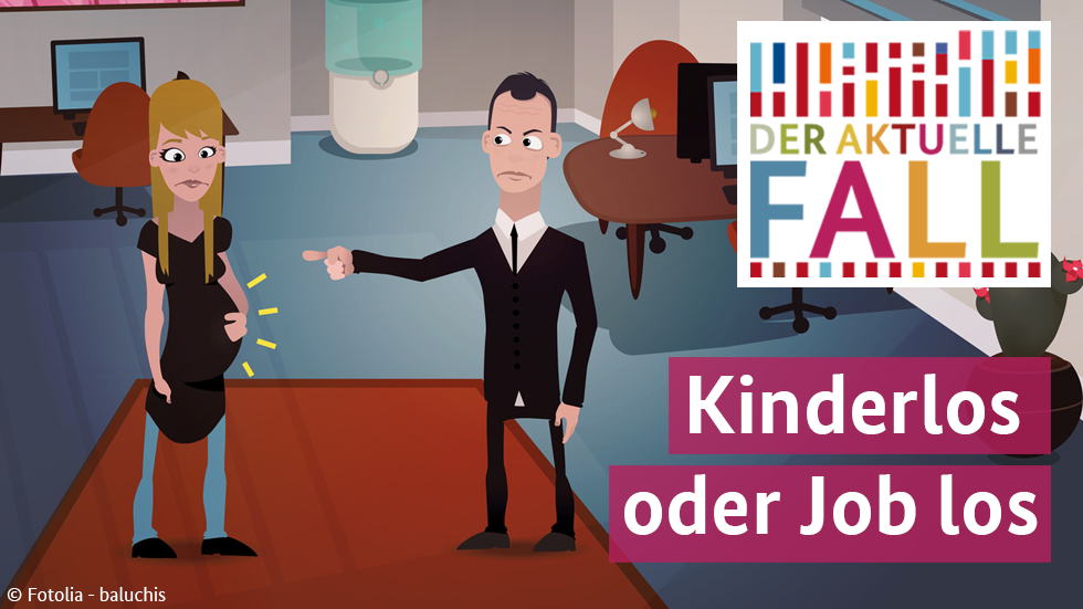 Eine schwangere Frau steht bedrückt im Büro während ihr Vorgesetzter streng den Finger auf sie richtet. Eine schwangere Frau steht bedrückt im Büro während ihr Vorgesetzter streng den Finger auf sie richtet.