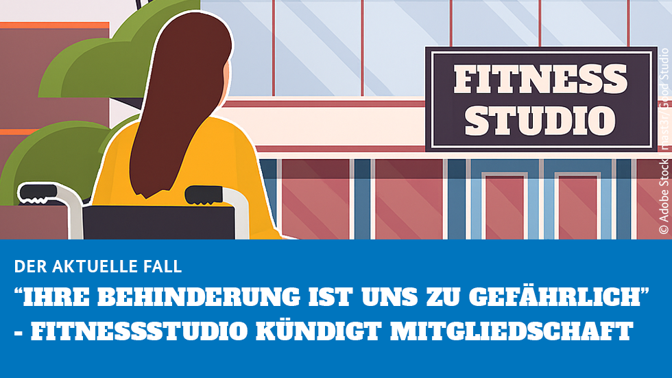 Auf dem Foto sitzt eine Frau im Rollstuhl. Man sieht, wie sie auf den Eingang eines Fitnessstudios schaut. Auf dem Foto sitzt eine Frau im Rollstuhl. Man sieht, wie sie auf den Eingang eines Fitnessstudios schaut.