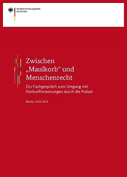 Cover der Dokumentation des Fachgesprächs zum Umgang mit Herkunftsnennungen durch die Polizei "Zwischen Maulkorb und Menschenrecht"