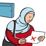 Eine Frau mit Kopftuch schaut traurig, weil sie die Wohnung nicht erhalten hat. Eine Frau mit Kopftuch schaut traurig, weil sie die Wohnung nicht erhalten hat.