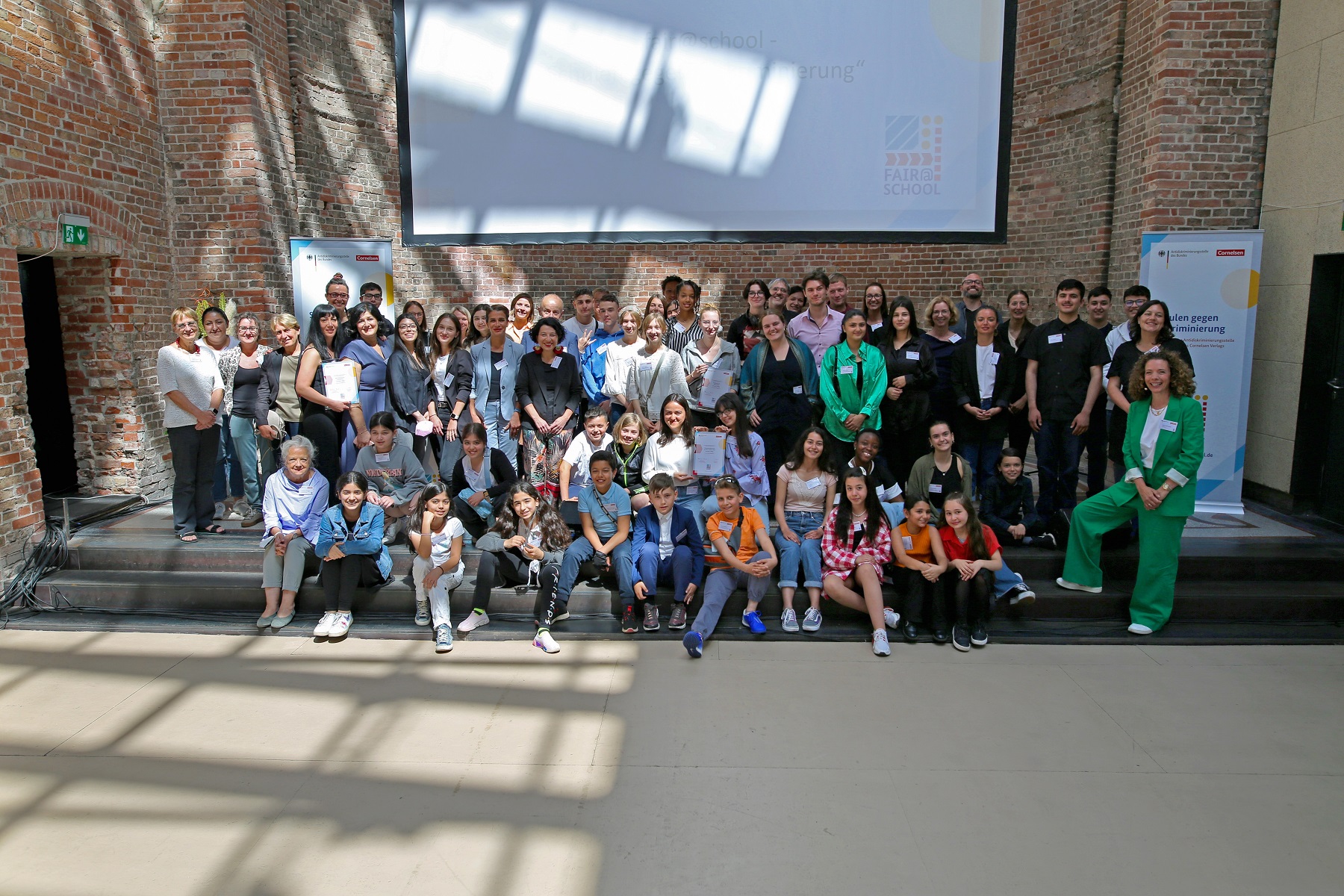 Gruppenfoto mit allen Siegerinnen und Siegern des Schulwettbewerbs und den Laudator*innen (Quelle: Caro Kadatz) Gruppenfoto mit allen Siegerinnen und Siegern des Schulwettbewerbs und den Laudator*innen