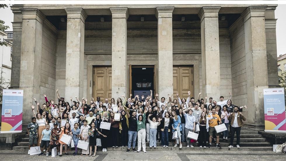 Gruppenfoto mit allen Sieger*innen des Schulwettbewerbs und den Laudator*innen (Quelle: Photothek - Xander Heinl) Gruppenfoto mit allen Sieger*innen des Schulwettbewerbs und den Laudator*innen