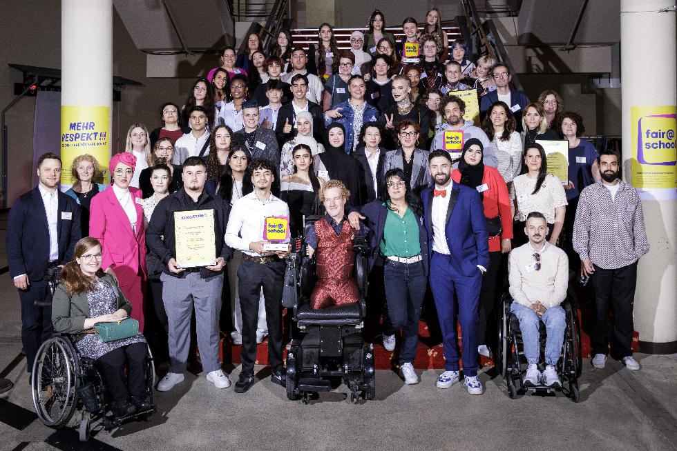 Gruppenfoto mit allen Sieger*innen des Schulwettbewerbs und den Laudator*innen (Quelle: Photothek - Janine Schmitz) Gruppenfoto mit allen Sieger*innen des Schulwettbewerbs und den Laudator*innen