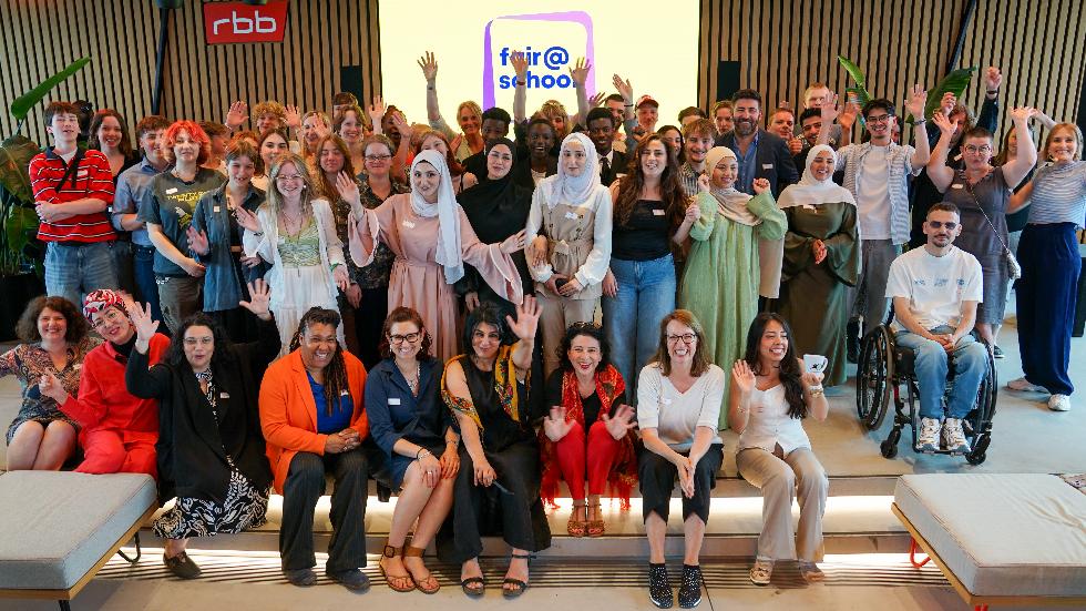 Gruppenfoto mit allen Sieger*innen des Schulwettbewerbs und den Laudator*innen Gruppenfoto mit allen Sieger*innen des Schulwettbewerbs und den Laudator*innen