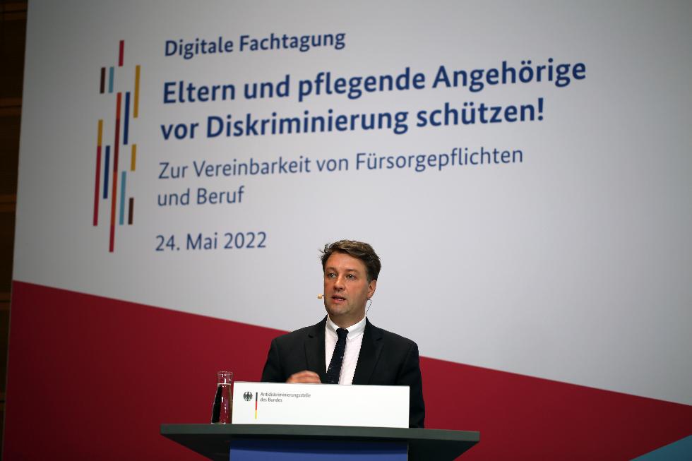 An einem Redepult steht Dr. David Juncke von der Prognos AG und stellt die Ergebnisse der Studie zu fürsorgenden Erwerbstätigen vor. (Quelle: Caro Kadatz) An einem Redepult steht Dr. David Juncke von der Prognos AG und stellt die Ergebnisse der Studie zu fürsorgenden Erwerbstätigen vor.